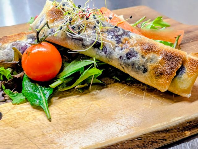 La Spatule Roulé craquant de reblochon et chutney de myrtilles